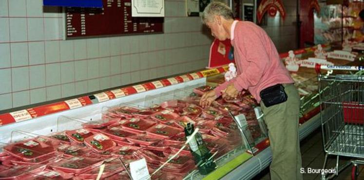 La publication, qui se baserait sur près de 800 études collectées, informe que le cancer colorectal arriverait en tête des maladies associées à la consommation de viande rouge. Ainsi, une consommation de 100 g de viande rouge par jour pourrait augmenter de 17 % le risque de cancer colorectal. Concernant la viande rouge transformée, ce même risque ferait passer à 18 % pour une portion de 50 g ingérée.