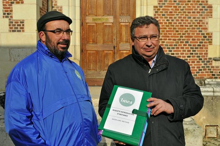 Philippe Moinard (à gauche) président de la FNSEA Poitou Charente et Éric Thirouin (à droite), président de la FRSEA Centre. Le recours de la FDSEA 49 était intégré au dossier remis.