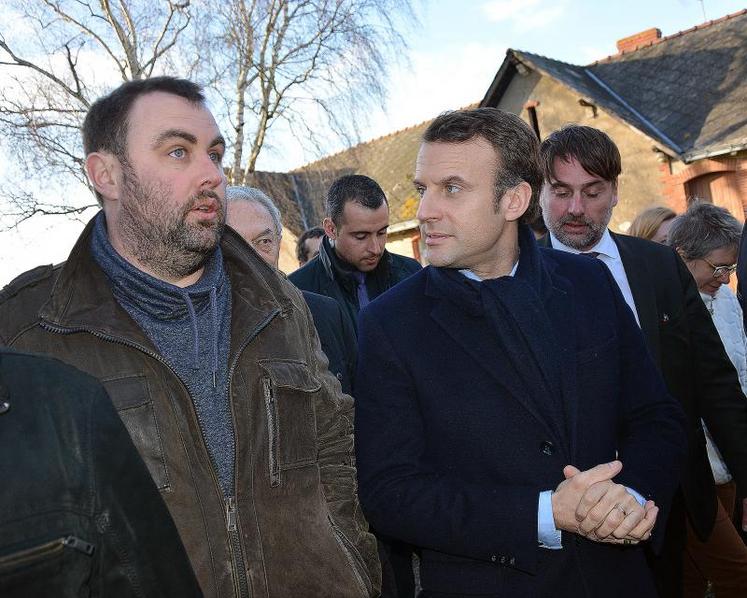 Anthony Ménard, agriculteur au Gaec des Buissons (Saint-Lambert-la-Potherie) et le candidat Emmanuel Macron.