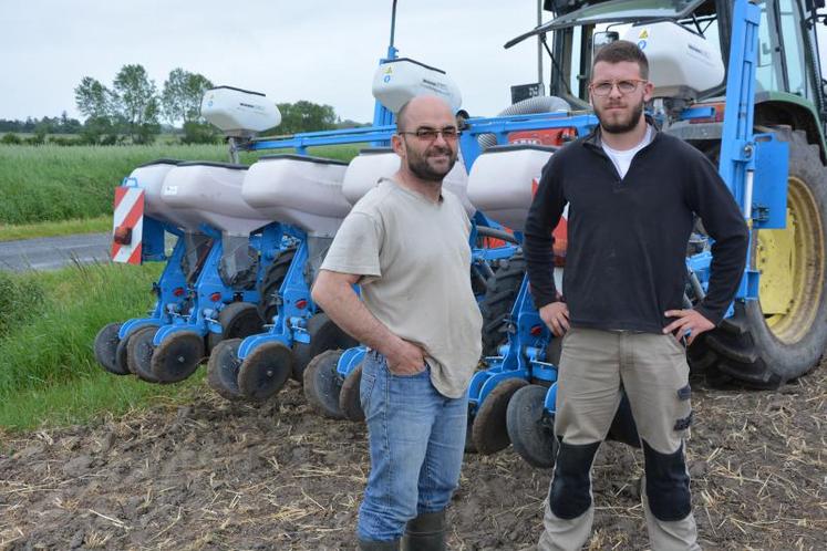 Valéry Lebouc (au centre) et son salarié Quentin, devant le semoir 6 rangs (inter-rangs 75 cm) de la Cuma des Amis de Savigné-sous-le-Lude, qu'ils utilisent cette année pour semer leurs maïs bio. Ici sur une parcelle de 16 ha située à Genneteil.