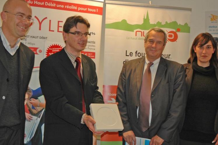 Nicolas Leconte, directeur commercial de Nomotech, Michel Mignard, vice-président du Conseil général de Maine-et-Loire et Stéfany Douillet, de Numéo entourent Jean-Luc Horel,  le directeur de Melisa, qui présente le boîtier nécessaire à la réception du haut débit via la technologie wimax.