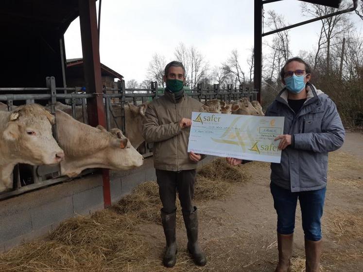 Nicolas Childebrand, conseiller foncier à la Safer Pays de la Loire, a remis son prix à Valentin Loiseau (ici à gauche), mardi 7 janvier.