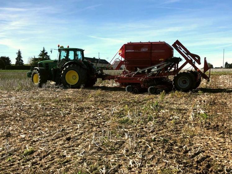 Le semis, réalisé grâce au semoir de la Cuma la Noyantaise, s'est passé dans de bonnes conditions, juste avant la pluie.