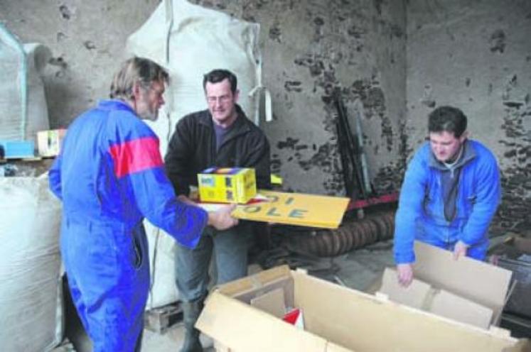 Distribution du matériel de signalisation chez Denis Ménard, à Saint-Lambert-la-Potherie.