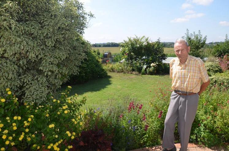 Jean Cognée dans son jardin sur l’île de Chalonnes où ses enfants cultivent notamment des plantes maraîchères, médicinales et du maïs.
Le livre qu’il a fait paraître en fin d’année dernière est un témoignage de la vie des “enfants de la Loire.”