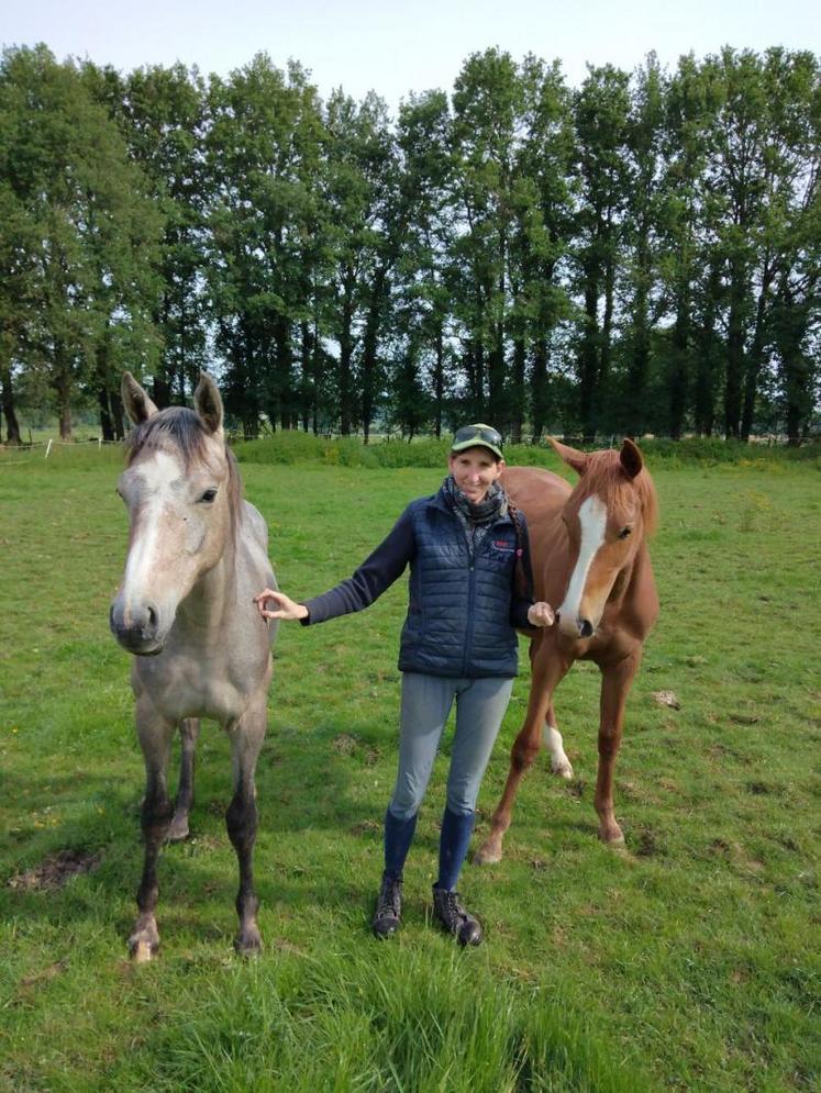 Isabelle Panouillot avec deux des ses pouliches, âgées de 1 an.