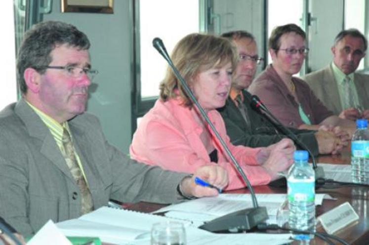 Jean-François Cesbron, président de la Chambre d'agriculture, Catherine Deroche, présidente de l'Association des maires de Maine-et-Loire, accompagnée deJean-Luc Davy, maire de Daumeray et d’Elizabeth Marquet, maire de Jarzé et agricultrice.