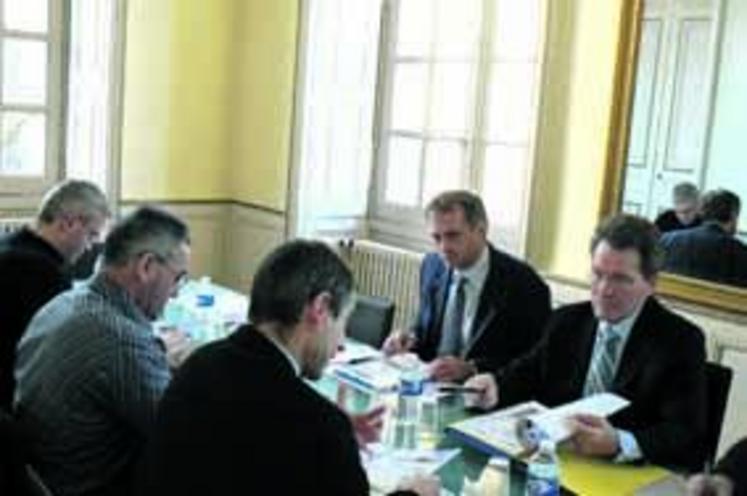 Les responsables de la FRSEA et de JA des Pays de la Loire lors de 
l’entretien avec le préfet de Région, Bernard Hagelsteen.