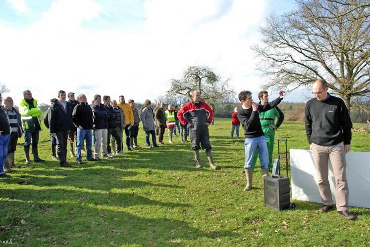 Vendredi 18 février, à La Tessoualle, des agriculteurs ont assisté à une démonstration d’élagage de têtards avec une pince coupante et de déchiquetage de bois.