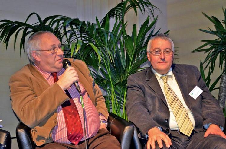 François Dubois de la Sablonière, chef du Service Territoires et Agriculture de l’Agence de l’Eau Loire-Bretagne, et Jean-Marie Gabillaud, président de Coop de France Ouest, le 15 décembre à Angers.