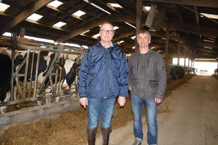 Patrick Drouin (à gauche) et Jean-François Cogné  (à droite) sont associés depuis 1994 à Andard. Leur objectif : produire sereinement 800 000 litres de lait tout en maîtrisant leur coût de production.