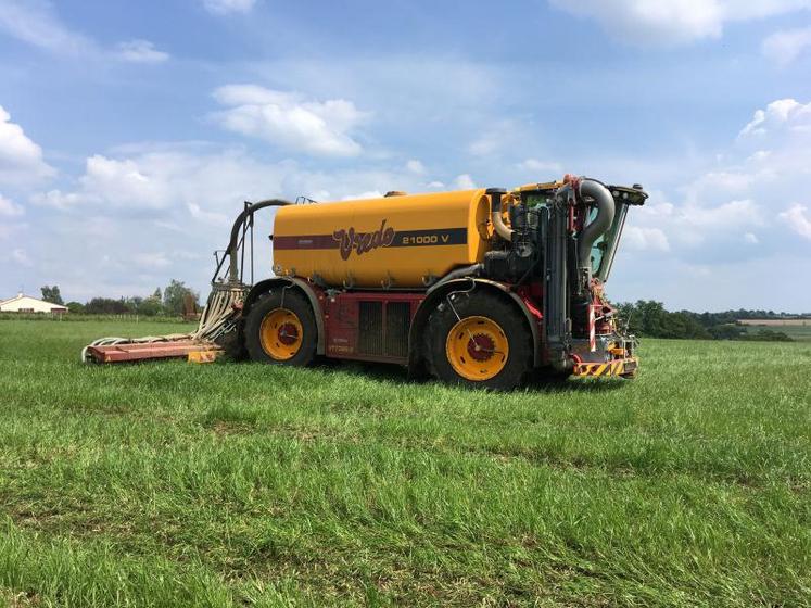 L’automoteur d’enfouissement Vredo utilisé par la Cuma Biolys allie gain de temps et faible consommation. Son seul point faible est « qu’au niveau de la structure des sols, on ne peut descendre en dessous de 1,5 bar ».