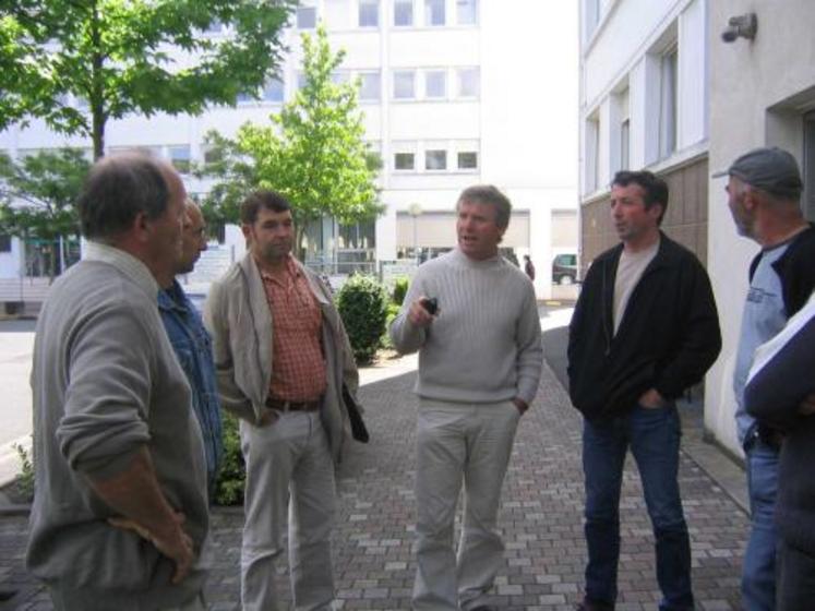 Les responsables du canton de Châteauneuf-sur-Sarthe, juste avant leur entretien à la DDAF, mercredi matin.