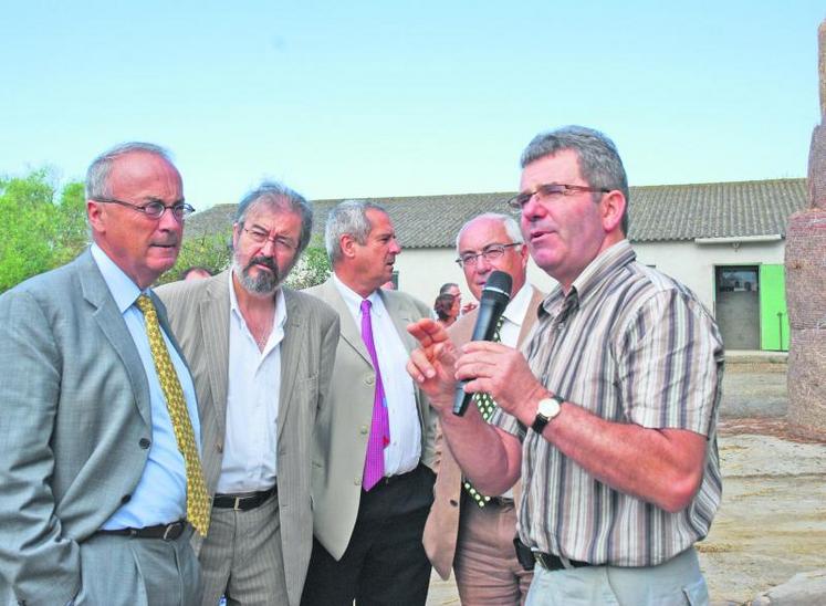 Le préfet Marc Cabane est resté une demi-journée sur l’exploitation porcine de Jean-François Cesbron à Saint-Lézin. Les situations des élevages de bovins viande et lait y ont aussi été abordées.