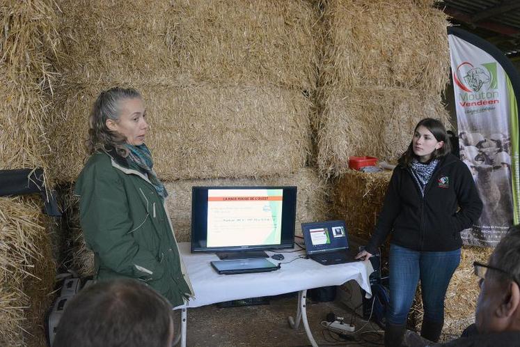 Geneviève Bouix, directrice de Ge.O.De (à gauche) et Charline Rousseau, technicienne pour l’OS des moutons vendéens (à droite) ont présenté à la vingtaine d’éleveurs présents, les différentes recherches en cours sur la génétique ovine.