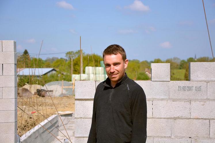 Nicolas Gaultier, devant la future salle de traite.