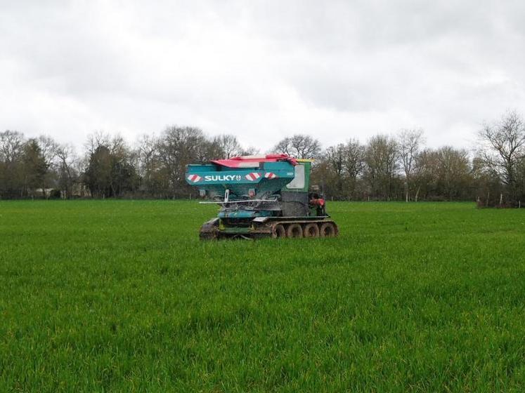 Apport d’azote sur une parcelle de blé à Saint-Augustin-des-Bois, le 20 février. « Impossible de passer dans la parcelle sans les chenillards de l’entreprise de travaux agricoles », explique l’agriculteur Cédric Davenet.