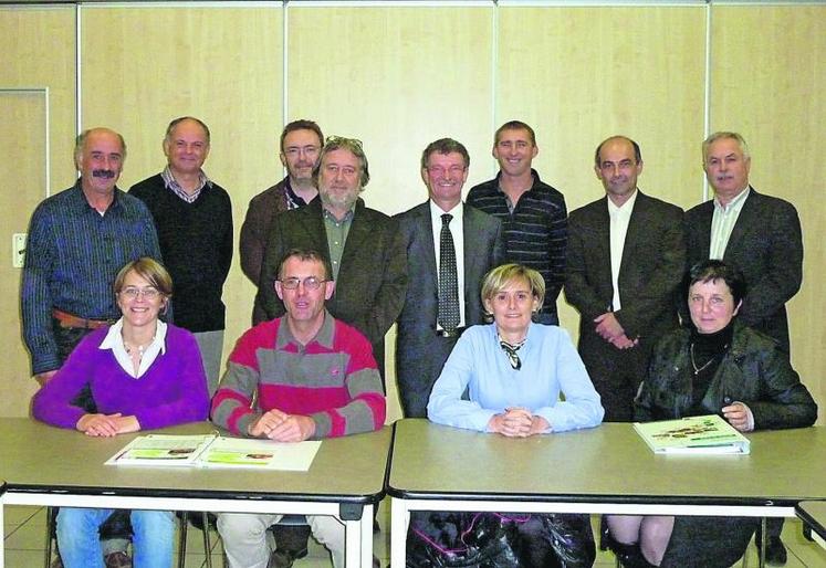 La Chambre d'agriculture de Maine-et-Loire et la Fédération départementale des Maisons familiales rurales signent une convention sur l'introduction des produits locaux dans les Maisons familiales pilotes (Cholet, Beaupréau, La Pommeraye, Jallais et Gennes).