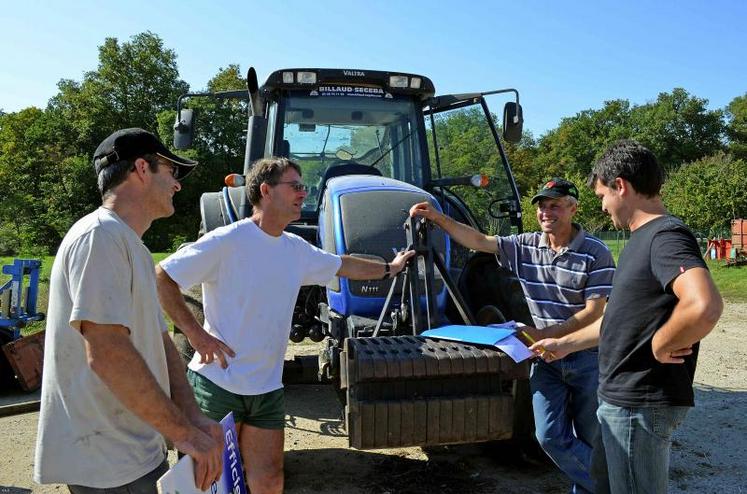 Jean-Luc Girard, Philippe Vinsonneau, Eric Fulneau, adhérents de la Cuma et François 
Cornuault, conseiller machinisme de l’Union des Cuma.