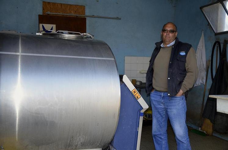 Philippe Métayer ne veut plus payer de location de tank à sa laiterie, c'est pour cette raison qu'il participe à l'achat groupé de tank à lait initié par François Girard.