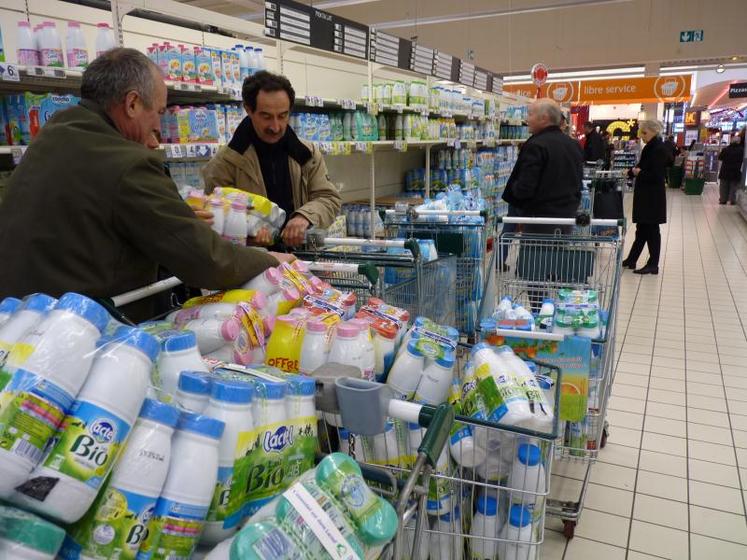 Action des producteurs dans les enseignes qui n’avaient pas déréférencés les produits Lactalis. Ici à Géant Casino Espace Anjou, à Angers, mercredi matin.