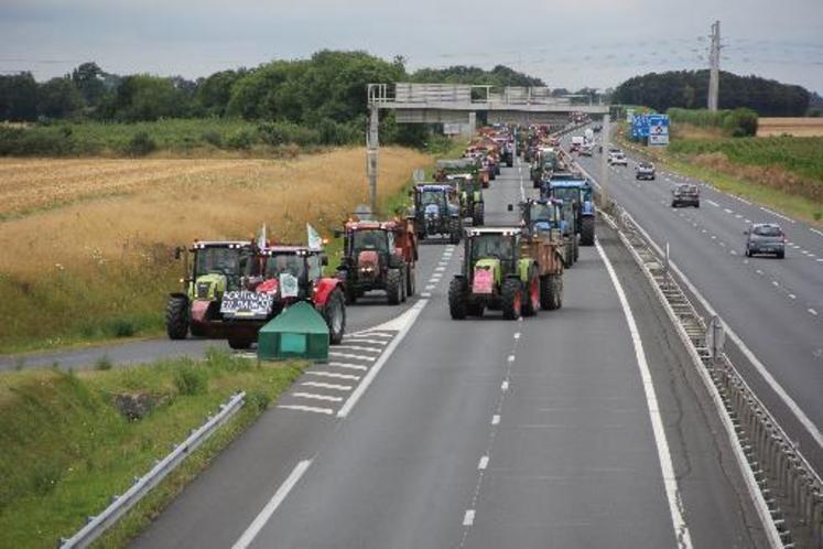 Les éleveurs bloquent les accès à la ville de Caen.