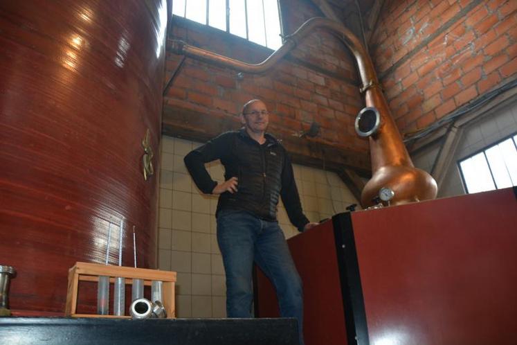 A La Ménitré, dans les anciens locaux d’une coopérative de semences potagères, la Fabrique des bières d’Anjou a installé un alambic pour distiller sa propre bière pour en faire du whisky.