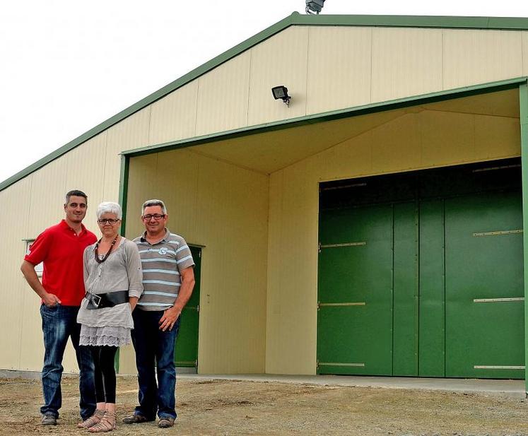 Le nouveau bâtiment réalisé en auto-construction a été mis en service en février 2013. Les éleveurs ont décidé de rénover un ancien sur le même principe.