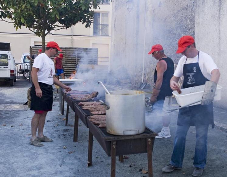 Près de 400 kg de palerons de viande bovine française et des saucisses seront grillés au feu de bois.