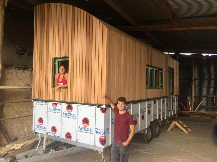 Le jeune couple, Camille Davy et Anthony Chevallier, construit une tiny house depuis près d’un an.