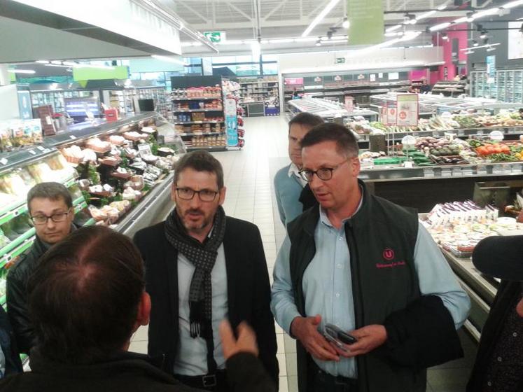 Avec Matthieu Orphelin, député de Maine-et-Loire et Alban Grazelie, directeur du Super U de Châteauneuf-sur-Sarthe, le 15 avril.