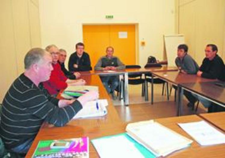 Thierry Lore, président du Syndicat brunes 49, ici au premier plan, va laisser ce poste à un autre éleveur dans quelques jours pour s’investir au niveau de la Fédération Brune Ouest.