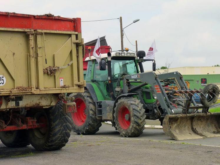 Les agriculteurs angevins se sont aussi mobilisés hier, lundi 6 juin et ont bloqué Elivia, l'abattoir de la coopérative Terrena.