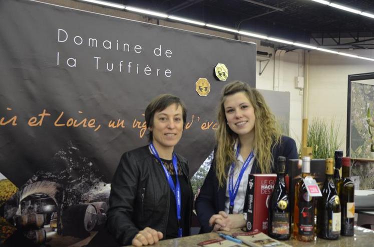 De gauche à droite, Clarisse Benesteau et son employée Alison Madelin du domaine de la Tuffière, à Lué-en-Baugeois.