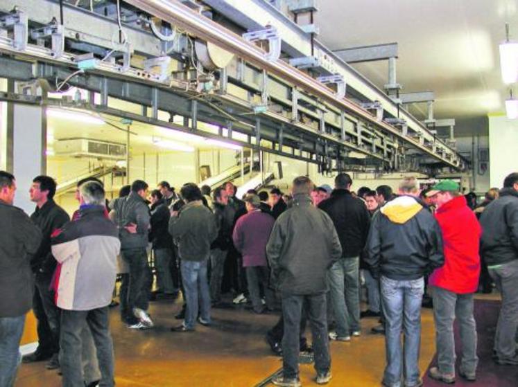 Aux salaisonneries de Brocéliande (35), les producteurs de porcs ont 
manifesté leur colère de voir des importations de viande espagnole, 
à bas prix, venir concurrencer la production française.