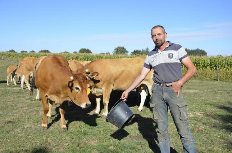 Le nouveau président d’Interbev n’a pas toujours été éleveur de vaches à viande. Ancien salarié de l’Adasea, l’agriculteur s’est installé en production laitière en 2003. Suite à l’échec d’un projet d’association avec un voisin, en 2010, il a arrêté le lait pour élever des parthenaises.