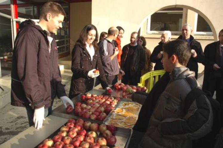 Les enfants mangent aujourd’hui quatre fois moins de fruits que leurs parents. Ici l’opération “Pommes au collège” qui s’est déroulée début février dans le département.