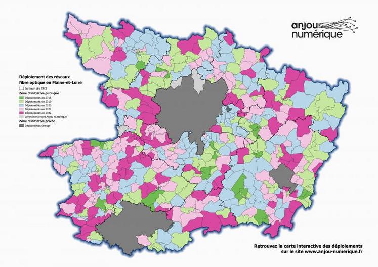 Les premiers déploiements de la fibre commenceront dans les zones en vert, il faudra attendre 2020 pour celles en bleu, et 2021-2022 pour les communes en rose. Les agglomérations angevine, choletaise et la ville de Saumur (en gris) bénéficient d’un raccordement à la fibre assuré par un opérateur privé.