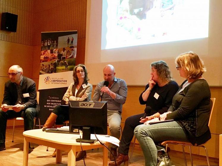 De gauche à droite, Gilles Menant (Fédération départementale des MFR de la Sarthe), Nadège Brenier (Lycée agricole de Sablé-sur-Sarthe), Julien Pichon (Draaf), Nadine Zorzi (Lycée Nature de la Roche-sur-Yon), Sandrine Marchand (Lycée agricole de Château-Gontier).