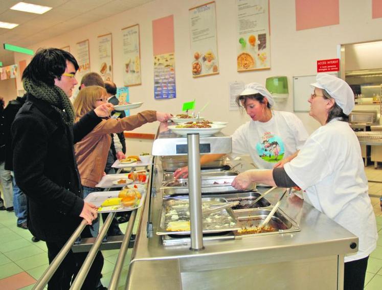 Au lycée Bergson, à Angers, lundi midi. Les élèves pouvaient choisir du bœuf bourguignon sauce orange ou sauce chocolat, ou du steak.