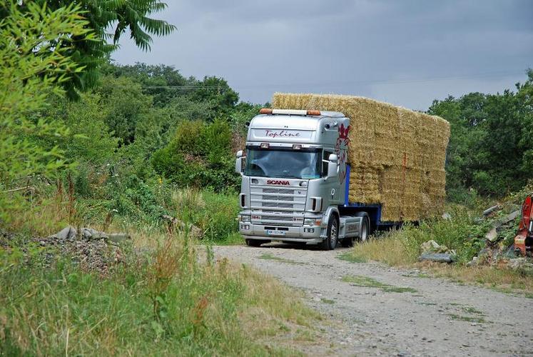 Près d'un million de tonnes de paille circulent chaque année sur les routes.