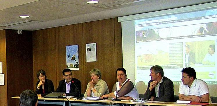 la FDSEA 53 et 49 et le syndicat des éleveurs Doux de la Mayenne ont invité les éleveurs du groupement de Laval à une réunion d’informations.