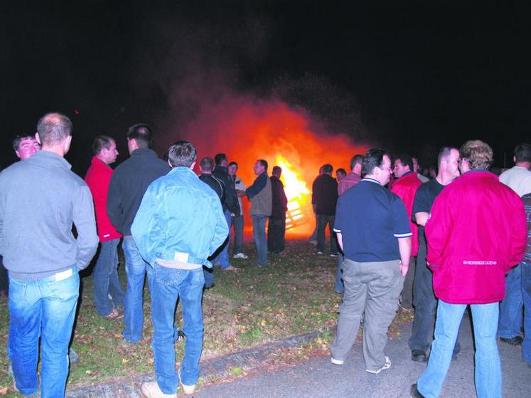 La mobilisation a été forte. En Ille-et-Vilaine outre des camions et des usines bloqués, les producteurs ont aussi fait le siège de deux centrales logistiques du groupe à Brécé (près de Rennes) et à Montauban de Bretagne.