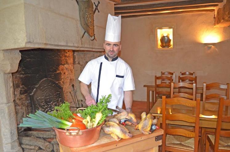 Cultiver, cuisiner, accueillir, servir : “quand on est fermier-aubergiste, on doit savoir tout faire”, résume Philippe Trouillard. 