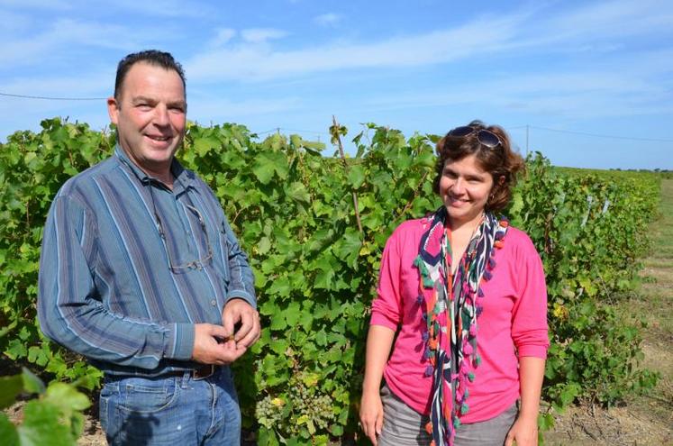 Antoine Van Der Hecht, viticulteur à Rochefort-sur-Loire, chez qui une partie du DVDa été tournée et Christelle Guillet, conseillère en prévention à la MSA.