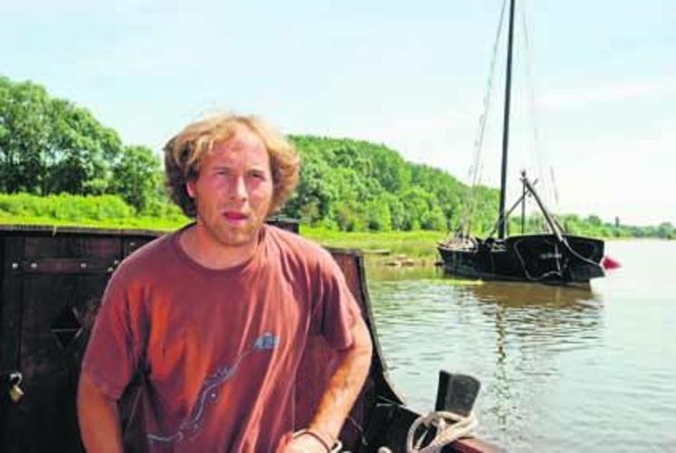Alex Fagat, est guide pour la première année à bord d’une toue sablière, une embarcation traditionnelle des anciens tireurs de sable en Loire.