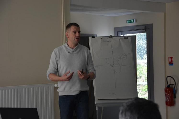 Stéphane Billotte, agriculteur dans l’Yonne, a fait part de son expérience en matière de macération, lors de la journée Base 49.