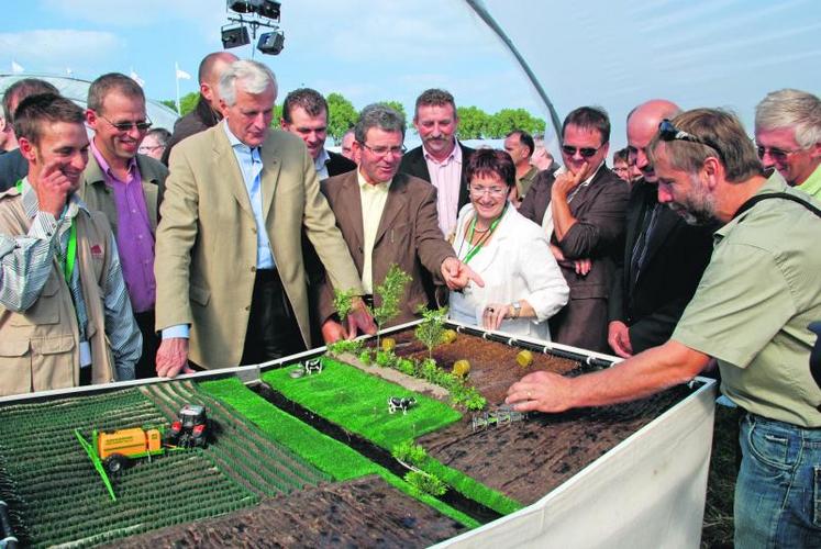 La maquette représentant les bonnes pratiques et les bandes enherbées a retenu l’attention du ministre de l’Agriculture.