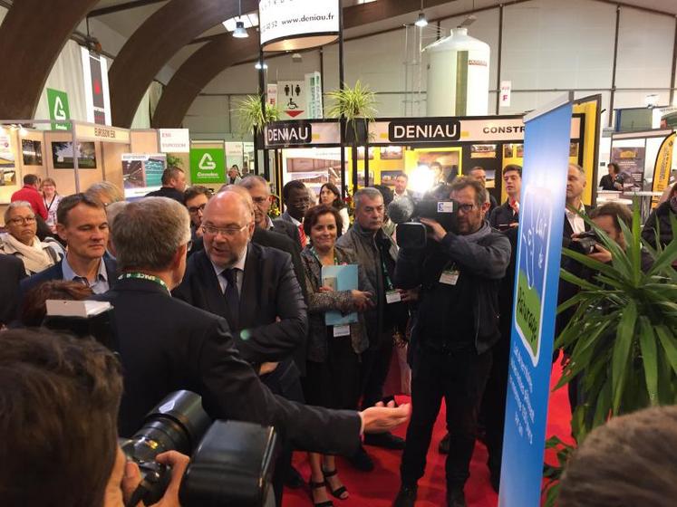 Marcel Denieul, président du Space, explique la démarche Lait de pâturage au ministre de l’agriculture Stéphane Travert.