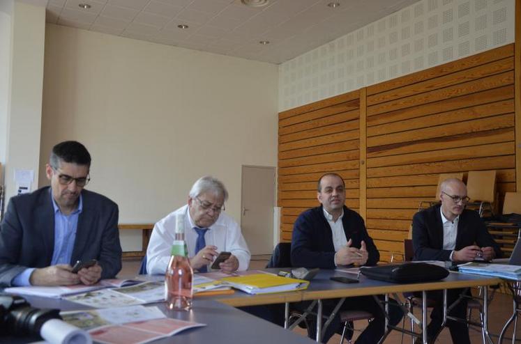 De gauche à droite : Bruno Prévot (directeur commercial), Jean-Michel Mignot (directeur général de l’UAPL), Régis Alcocer (président des Caves de la Loire) et Jérôme Lemasson (directeur général du pôle vente), devant le caveau, à Brissac-Quincé.